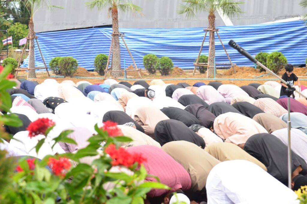 ไทยมุสลิมคึกคัก!! ร่วมละหมาดรายออิดิ้ลอัฎฮา 56 IMG 4579