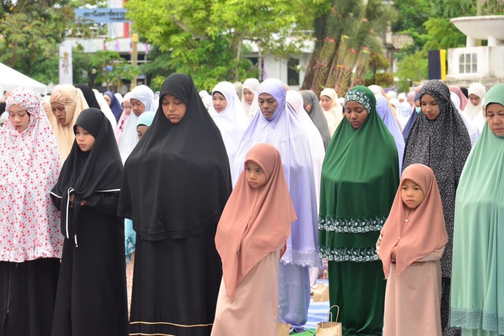ไทยมุสลิมคึกคัก!! ร่วมละหมาดรายออิดิ้ลอัฎฮา 11 IMG 4583