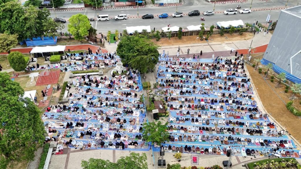ไทยมุสลิมคึกคัก!! ร่วมละหมาดรายออิดิ้ลอัฎฮา 49 IMG 4586