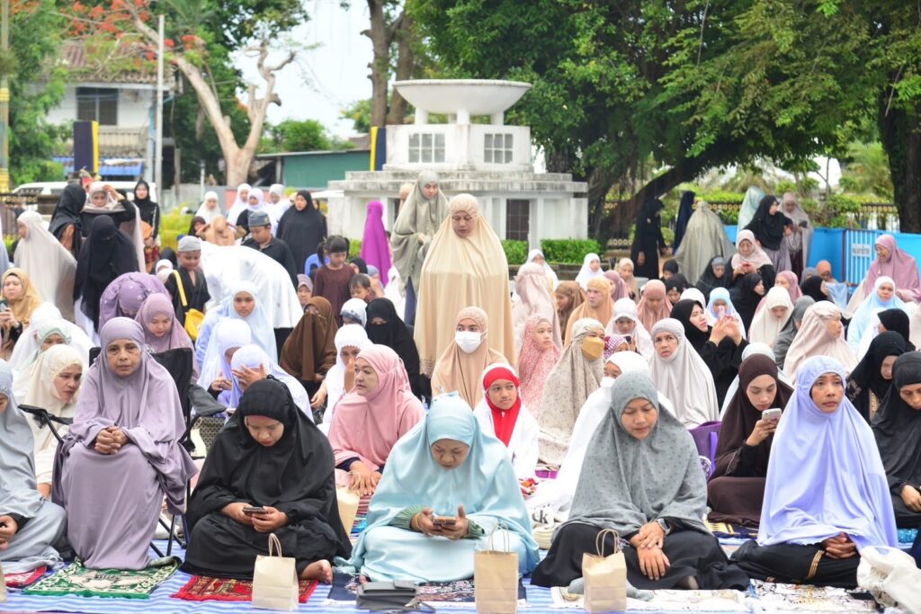 ไทยมุสลิมคึกคัก!! ร่วมละหมาดรายออิดิ้ลอัฎฮา 34 IMG 4601