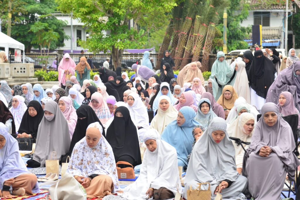 ไทยมุสลิมคึกคัก!! ร่วมละหมาดรายออิดิ้ลอัฎฮา 32 IMG 4603