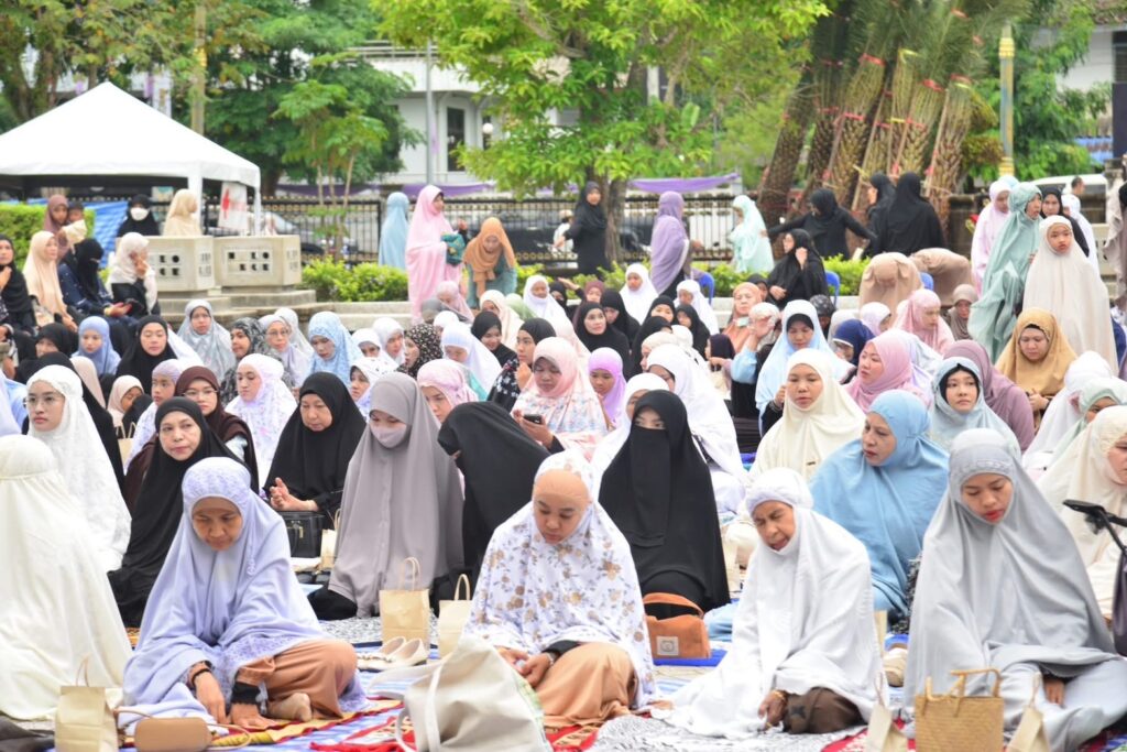 ไทยมุสลิมคึกคัก!! ร่วมละหมาดรายออิดิ้ลอัฎฮา 31 IMG 4604