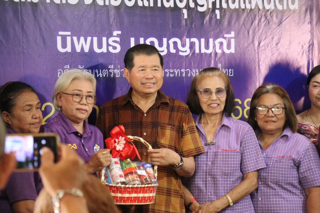 การเมือง“ดอกไม้วันเกิด” “สรรเพชญ”บอกอนาคตไม่แน่นอน 4 IMG 2027