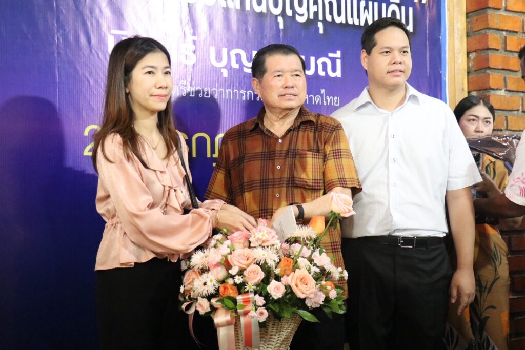 การเมือง“ดอกไม้วันเกิด” “สรรเพชญ”บอกอนาคตไม่แน่นอน 5 IMG 2028