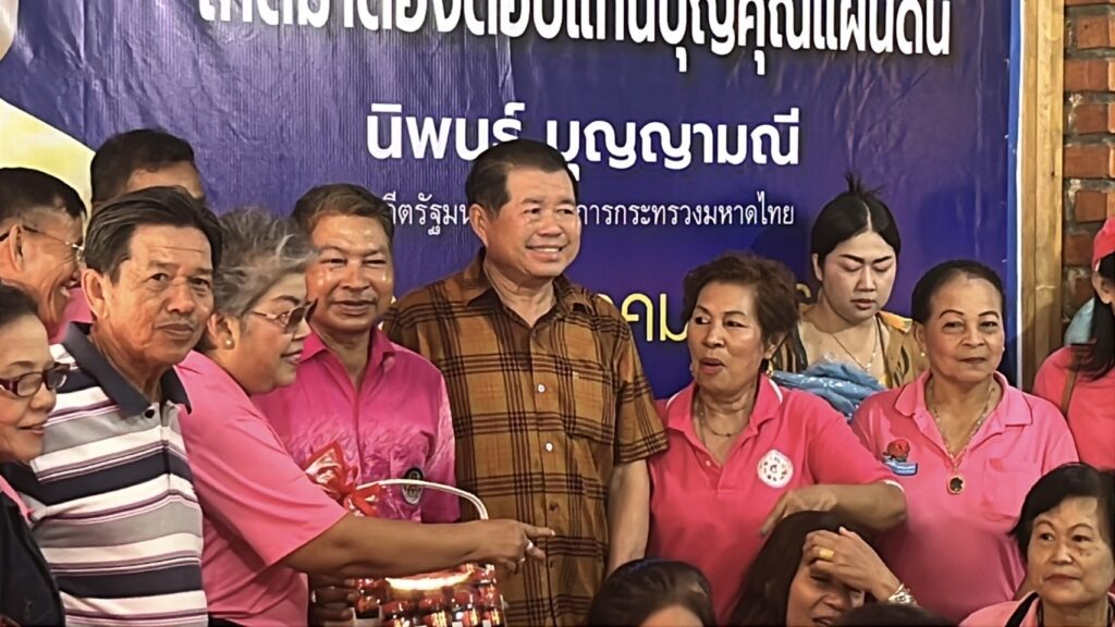 การเมือง“ดอกไม้วันเกิด” “สรรเพชญ”บอกอนาคตไม่แน่นอน 3 IMG 2030