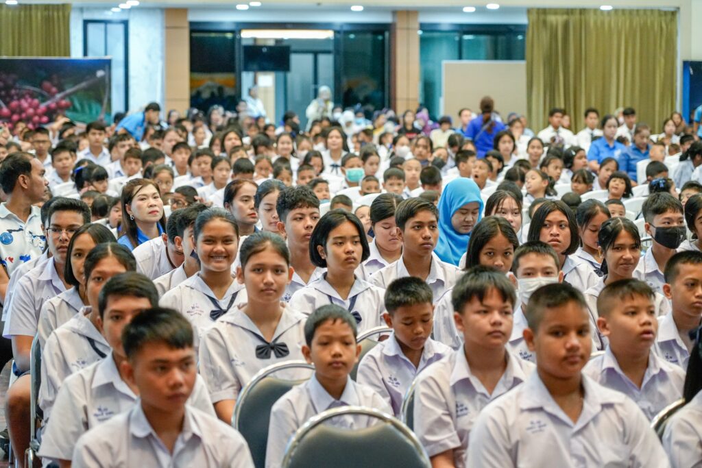 "หนึ่งทุน หนึ่งความหวัง" นายยกแป้นนำทีมมอบ 516 ทุน สานฝันการศึกษา 3 ดก