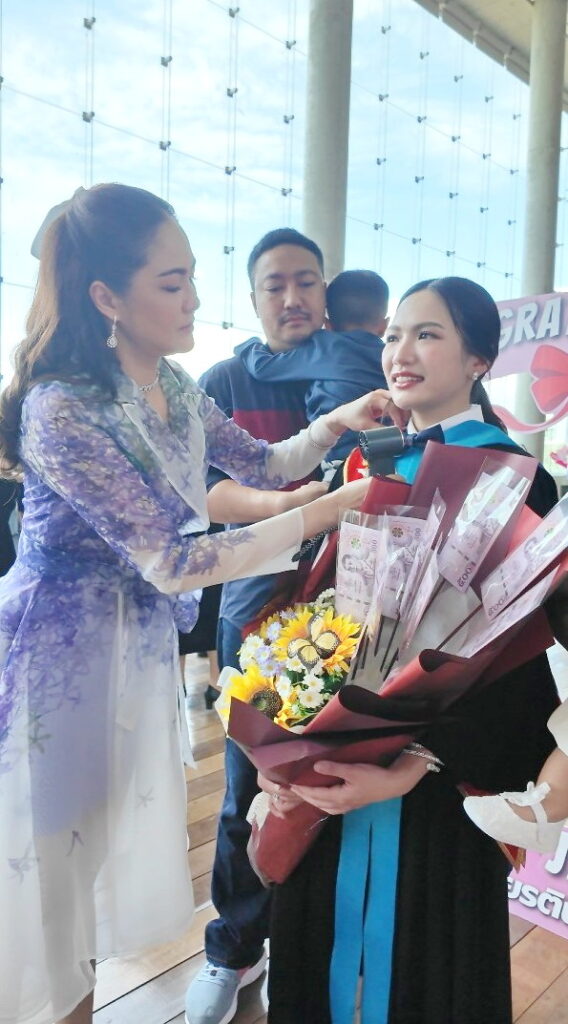 นายกชาย-ครอบครัวขาวทองยินดีกับ“จัสมิณ”เกียรตินิยมอันดับ1 6 557749329 1349367349879026 1435856530960769544 n
