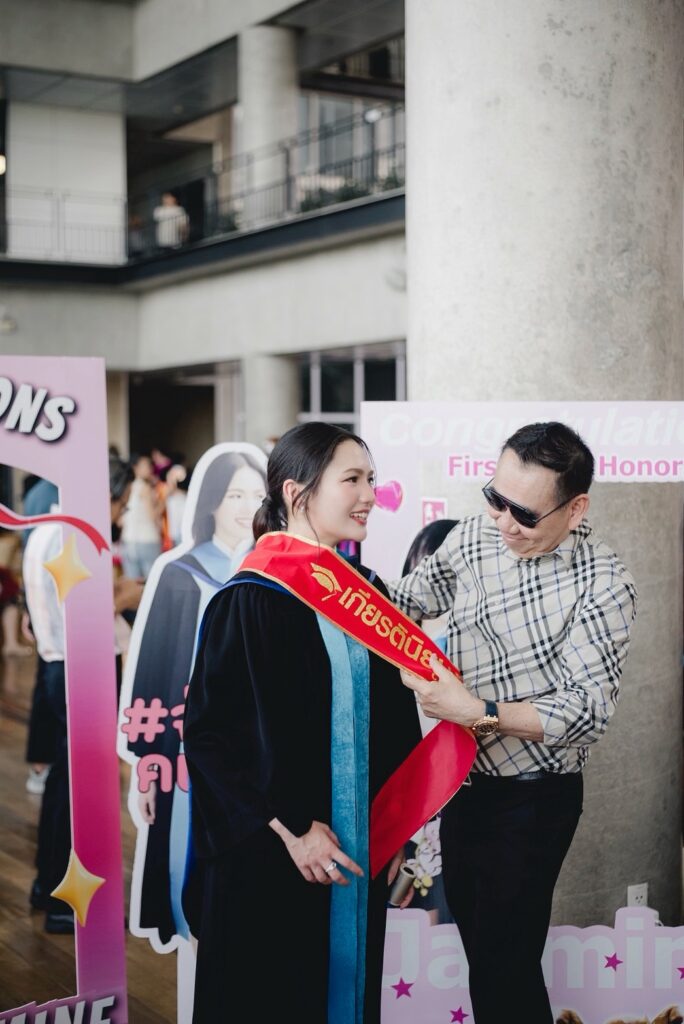 นายกชาย-ครอบครัวขาวทองยินดีกับ“จัสมิณ”เกียรตินิยมอันดับ1 3 559016988 1349301833218911 2503772734397265535 n