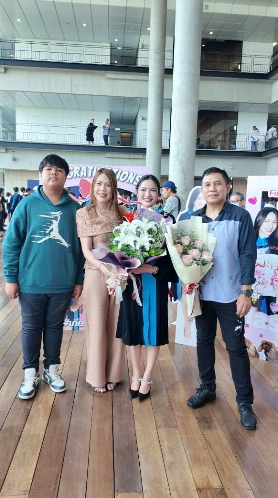 นายกชาย-ครอบครัวขาวทองยินดีกับ“จัสมิณ”เกียรตินิยมอันดับ1 11 561009688 1349367409879020 8142045836081825732 n