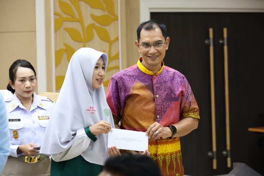 สงขลา มอบ 100 ทุน! หนุนครอบครัว อส. 3 แสนบาท จากรายได้วิ่ง "สมิหลา ฮาล์ฟมาราธอน" 7 IMG 9390