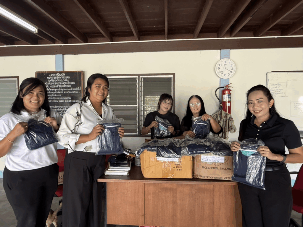 เหล่ากาชาดสงขลามอบเสื้อ 350 ตัว แบ่งปันช่วงไว้ทุกข์ 3 image 21