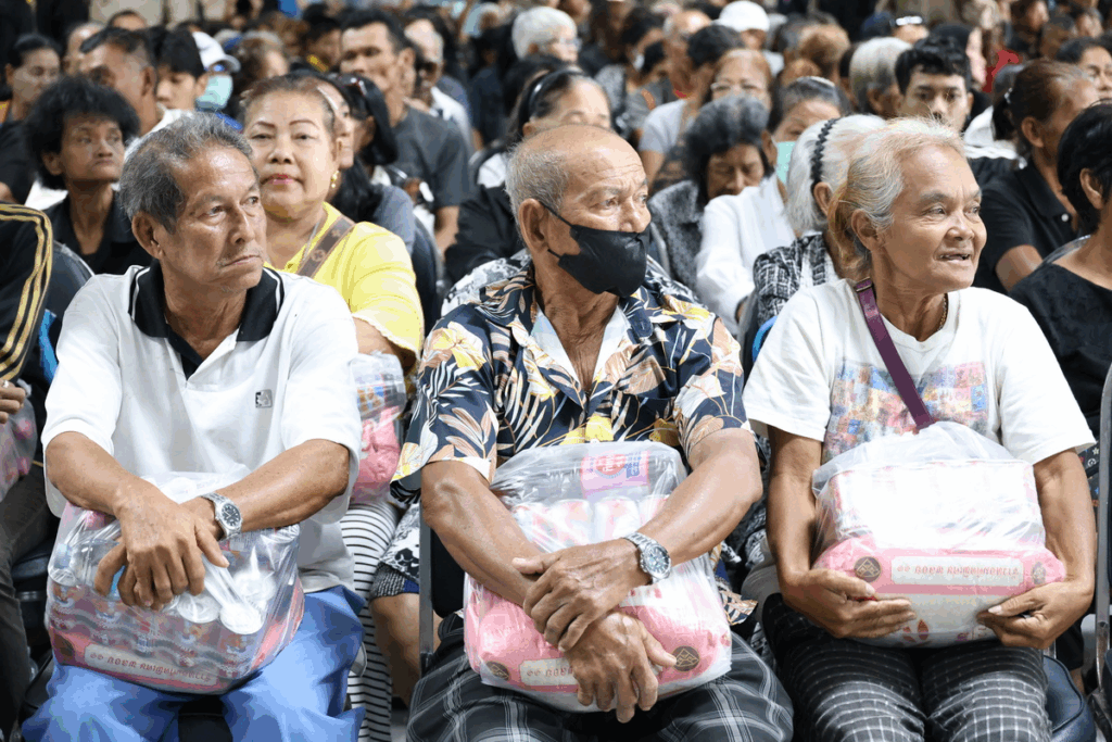 น้ำใจไม่ขาดสาย!ผู้ว่าฯสงขลา มอบถุงยังชีพ ถวายพระราชกุศล 3 image 26