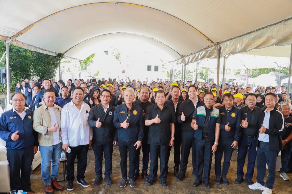 ผลักดันถนน2สายผ่าน"พิพัฒน์" "สรรเพชญ"ร่วมทีมสส สงขลาพาลงพื้นที่ 2 S 421593145