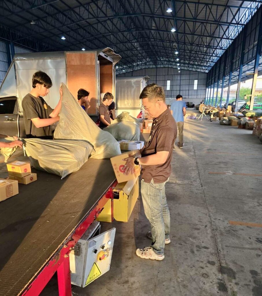 ตรวจค้นพัสดุบริษัทขนส่งเอกชนสงขลา ยึดบุหรี่ตปท.-บุหรี่ไฟฟ้ากว่า 4 ล้านบาท 3 S 42786842 0