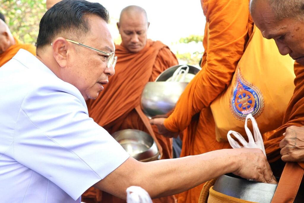 ตักบาตรเขาเก้าแสนคึกคัก รับวาเลนไทน์ดันสู่ประเพณีประจำถิ่น 2 IMG 4048