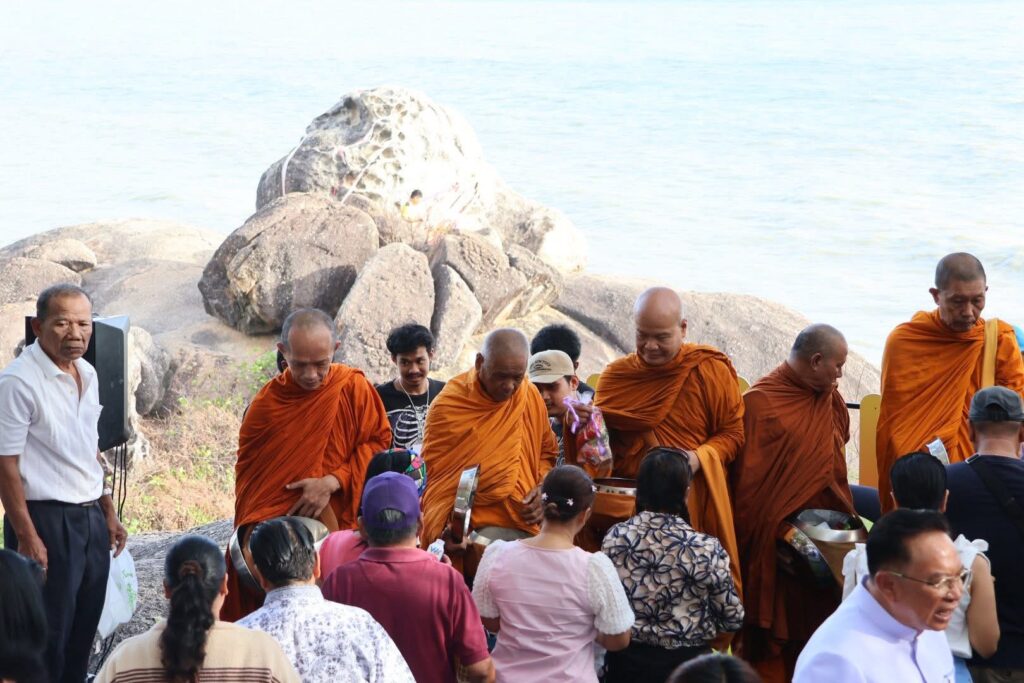ตักบาตรเขาเก้าแสนคึกคัก รับวาเลนไทน์ดันสู่ประเพณีประจำถิ่น 3 IMG 4049