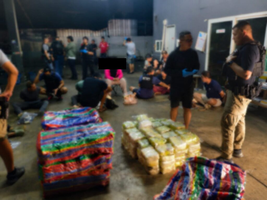 “ไอซ์”ซุกรถตู้ 300 กก.เตรียมล่องใต้ ค้น5จุดจ.นราธิวาสยึดทรัพย์ 46 ล้าน 4 IMG 4011