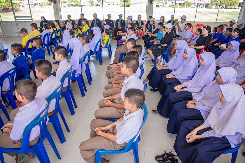 ม.อ.มอบครุภัณฑ์และเครื่องแบบนักเรียนฟื้นฟู 12 โรงเรียนประสบอุทกภัยสงขลา 10 image 12