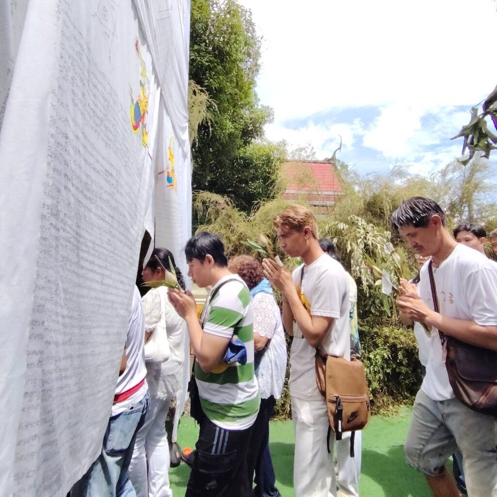 "พิธีลอดซุ้มประตูป่า" หนึ่งเดียวในสยามศรัทธานับหมื่นร่วมวันวิสาขบูชา 10 IMG 4226