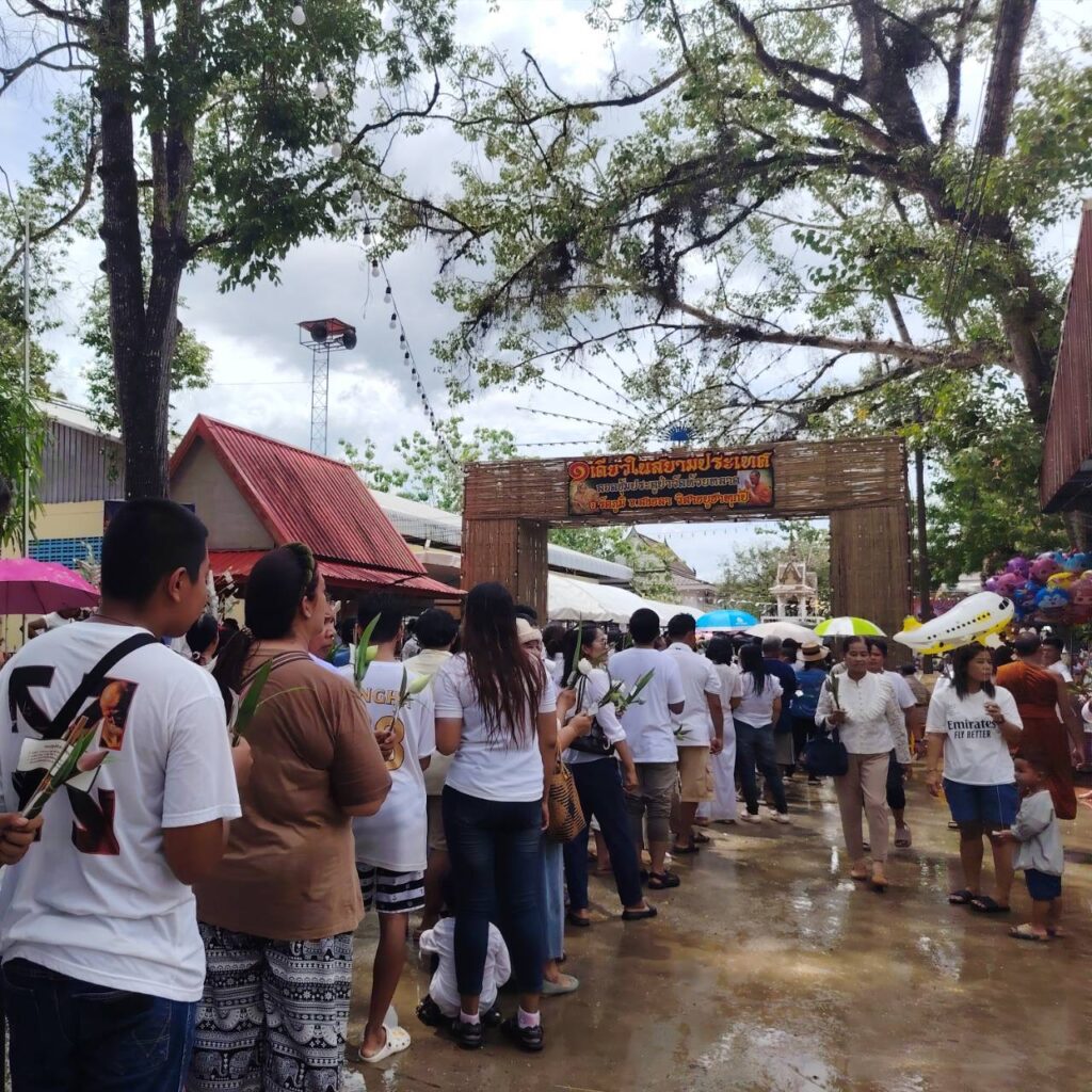 "พิธีลอดซุ้มประตูป่า" หนึ่งเดียวในสยามศรัทธานับหมื่นร่วมวันวิสาขบูชา 12 IMG 4228