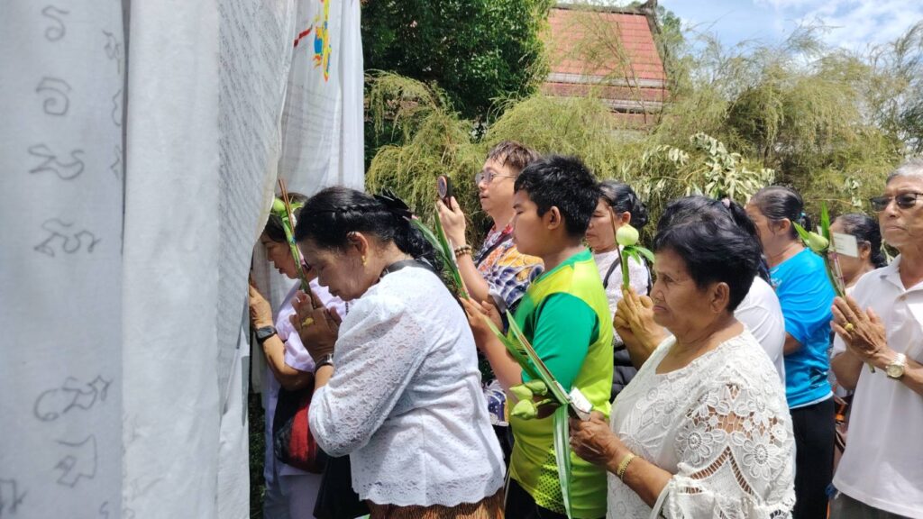 "พิธีลอดซุ้มประตูป่า" หนึ่งเดียวในสยามศรัทธานับหมื่นร่วมวันวิสาขบูชา 7 IMG 4235