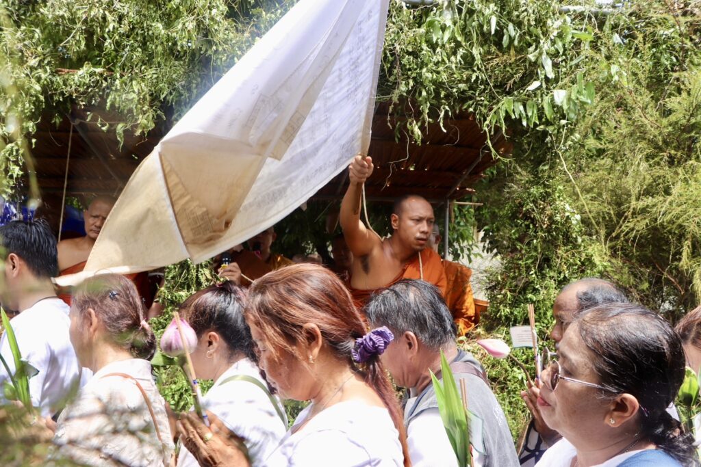 "พิธีลอดซุ้มประตูป่า" หนึ่งเดียวในสยามศรัทธานับหมื่นร่วมวันวิสาขบูชา 8 IMG 4240