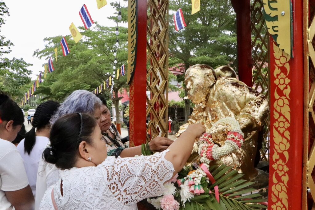 "พิธีลอดซุ้มประตูป่า" หนึ่งเดียวในสยามศรัทธานับหมื่นร่วมวันวิสาขบูชา 6 IMG 4241