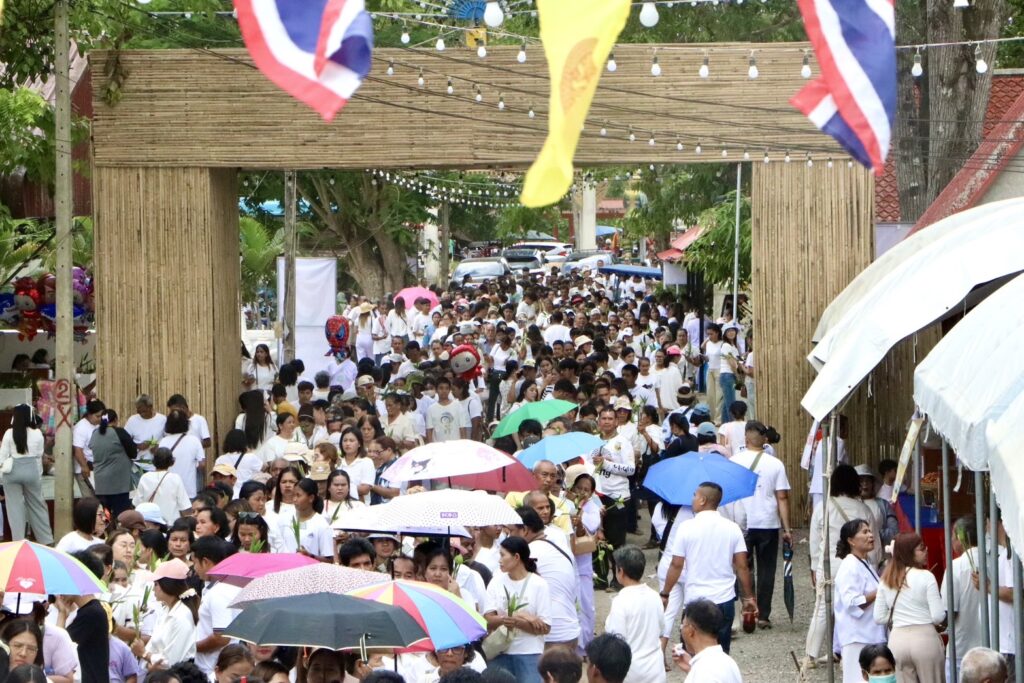 "พิธีลอดซุ้มประตูป่า" หนึ่งเดียวในสยามศรัทธานับหมื่นร่วมวันวิสาขบูชา 5 IMG 4242