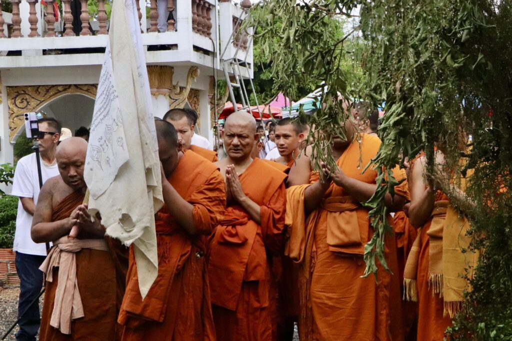 "พิธีลอดซุ้มประตูป่า" หนึ่งเดียวในสยามศรัทธานับหมื่นร่วมวันวิสาขบูชา 4 IMG 4243