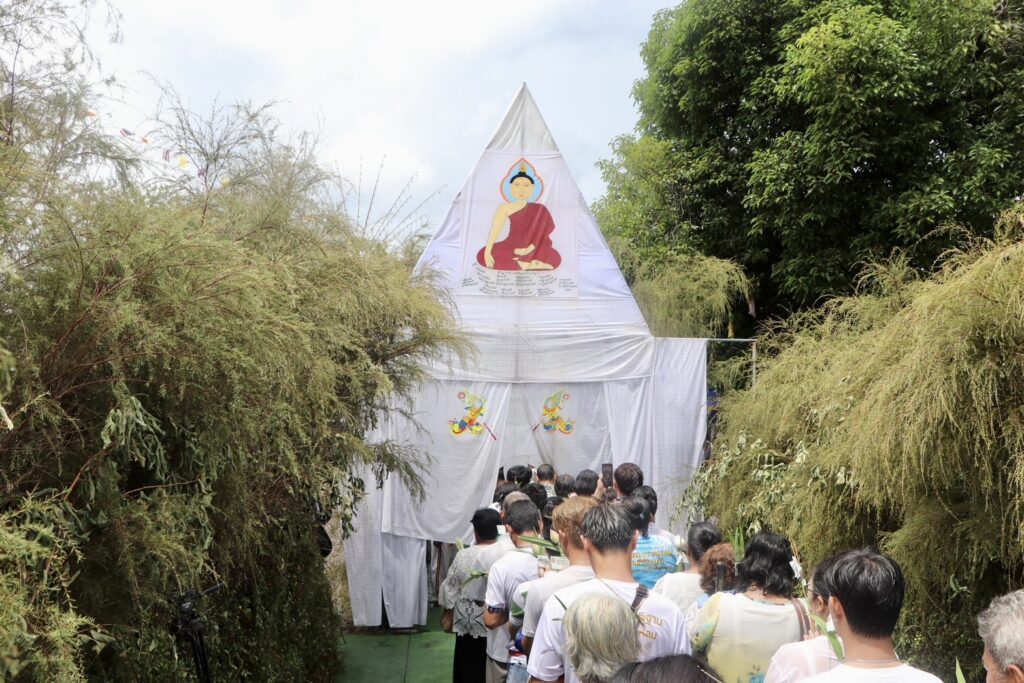 "พิธีลอดซุ้มประตูป่า" หนึ่งเดียวในสยามศรัทธานับหมื่นร่วมวันวิสาขบูชา 2 IMG 4245