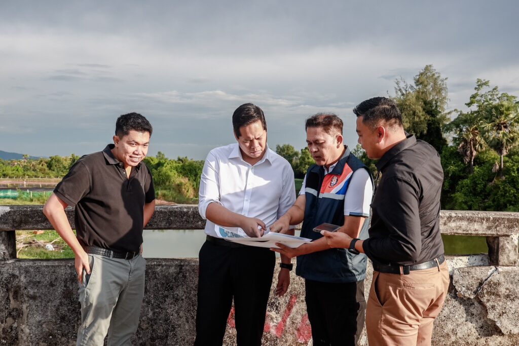 “สรรเพชญ”ลุยสำรวจคลองอู่ตะเภเร่งขุดลอกเปิดทางน้ำรับมือหน้ามรสุม 3 S 509485137